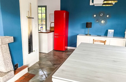 Moux-en-Morvan Villa | Elevate Your Stay at Villa des Suisses with Lake Views