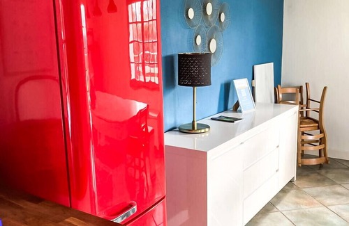 Moux-en-Morvan Villa | Elevate Your Stay at Villa des Suisses with Lake Views
