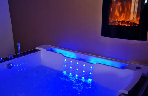 Saint - Martin - du - Touch House | Relaxing Villa Design with Private Jacuzzi and Terrace