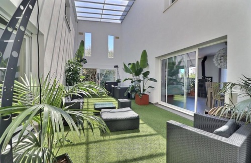 Le Cres Villa | Villa Design le Crès: Pet-Friendly Retreat with Ocean Views