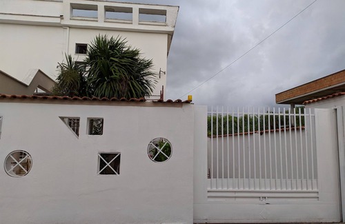 Lago Patria House | Villa Di Bona: Scenic Garden Retreat with Ocean Views