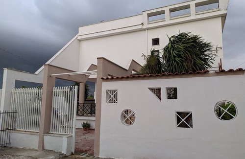 Lago Patria House | Villa Di Bona: Scenic Garden Retreat with Ocean Views