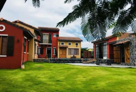 Nong Nam Daeng House | Experience Villa Di Montagna: Poolside Retreat Awaits