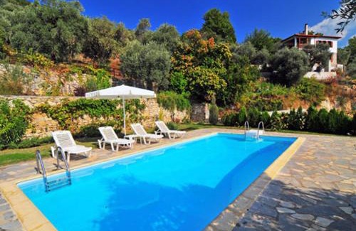 Megalos Prinos House | Villa Diana: Oceanfront Retreat with Pool & High Ratings