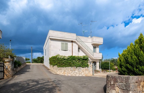 Coreggia House | Villa Dimora Loris: Garden Oasis with Shared Terrace & Wi-Fi