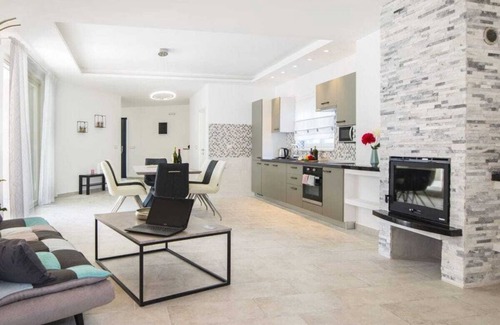 Strmac Villa | Villa Dina: Family-Friendly Retreat with Kitchen & Breakfast