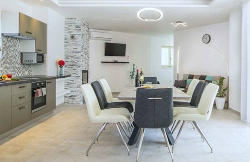Strmac Villa | Villa Dina: Family-Friendly Retreat with Kitchen & Breakfast