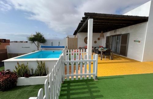 Costa de Antigua Villa | Oceanfront Villa Dinateli with Pool & Pet-Friendly Options