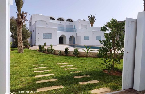 Arkou House | Villa Djerbienne: Oceanfront Retreat with Private Pool