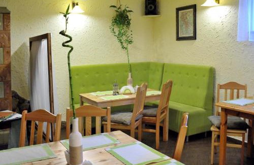 Sanok Villa | Charming Villa Dom Julii: Family-Friendly with Breakfast