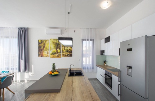 Mravince Villa | Villa Domenica: Pet-Friendly Oasis with Heated Pool