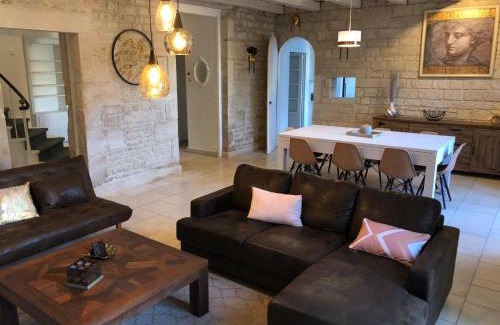 Centre Ville Villa | Villa Donna: Relax with Jacuzzi, Garden & Billiards