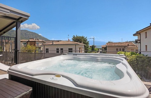 Salo Apartment | Perfect Getaway at Villa Donne del Lago Ele: 4-Star Retreat