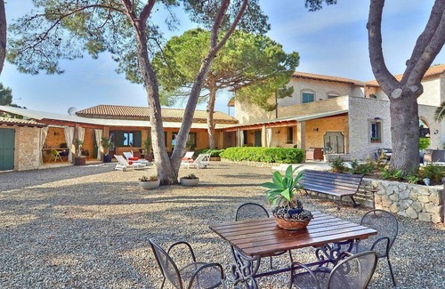 Licata Apartment | Villa Donzella Piccola, fully refundable with voucher*: An elegant and welcoming apartment that is part of a villa which faces the sun and the sea, with Free WI-FI.
