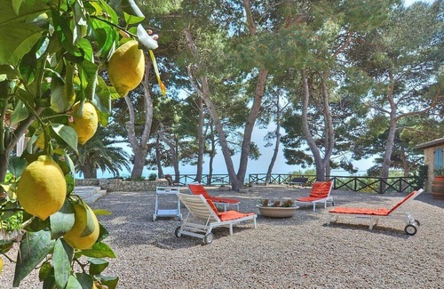 Licata Apartment | Villa Donzella Piccola, fully refundable with voucher*: An elegant and welcoming apartment that is part of a villa which faces the sun and the sea, with Free WI-FI.