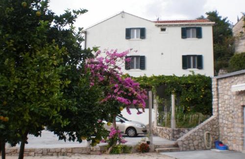 Stikovica Apartment | Villa Doris: Pet-Friendly Retreat with Private Beach Access