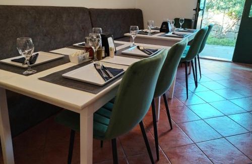 Stikovica Apartment | Villa Doris: Pet-Friendly Retreat with Private Beach Access
