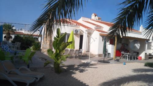 La Siesta Villa | Villa Dos-Lagos: Pet-Friendly Oceanfront Escape Awaits