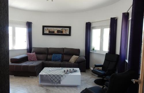 La Siesta Villa | Villa Dos-Lagos: Pet-Friendly Oceanfront Escape Awaits