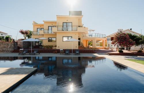Avis Bed & Breakfast | Relax at Villa Dos R's: 4-Star Oceanfront Getaway