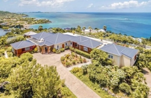 Cul de Sac Villa | Villa Dreamin Blue: Family-Friendly 3 Bedrooms Awaiting You