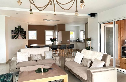 Biscarrosse Villa | Villa du Prat: Colorful Retreat with Ocean Views & Spa