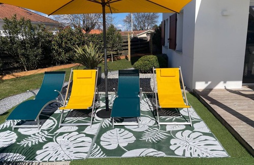 Biscarrosse Villa | Villa du Prat: Colorful Retreat with Ocean Views & Spa