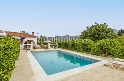 Alhaurin de la Torre Villa | Discover Villa Eden Alhaurín: Oceanfront Retreat with Pool