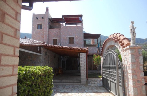 Papadhianika Villa | Relax at Villa Eleftheria: Pool, Breakfast & Hot Tub Await