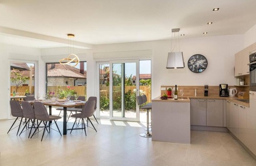 Fazana Villa | Villa Elena Deluxe in Fažana for 8 people with whirlpool & private pool only 400 m from the beach