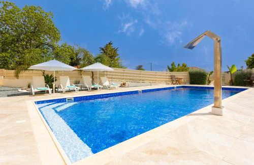 Droushia Villa | Villa Elite: Family-Friendly Retreat with Pool & Hot Tub
