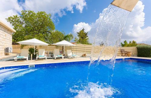 Droushia Villa | Villa Elite: Family-Friendly Retreat with Pool & Hot Tub