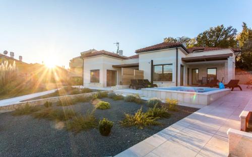 Cizici Villa | Villa Ema: Family-Friendly Retreat with Oceanfront Pool Views