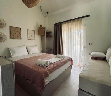 Megalos Prinos Apartment | Villa Emilia Suites: Family-Friendly Retreat with Hot Tub