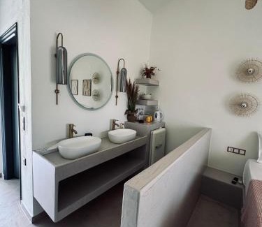 Megalos Prinos Apartment | Villa Emilia Suites: Family-Friendly Retreat with Hot Tub