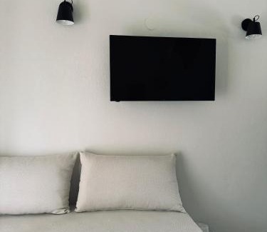 Megalos Prinos Apartment | Villa Emilia Suites: Family-Friendly Retreat with Hot Tub
