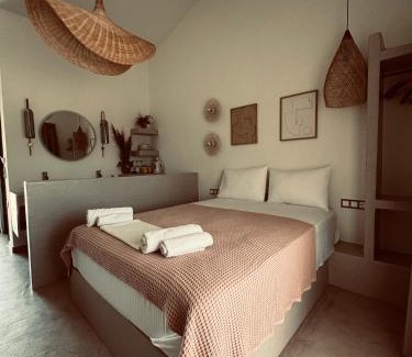 Megalos Prinos Apartment | Villa Emilia Suites: Family-Friendly Retreat with Hot Tub