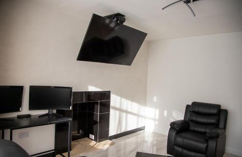 Northampton Villa | Villa Emma - Modern Bungalow with EV Point, Free Parking & Workspace