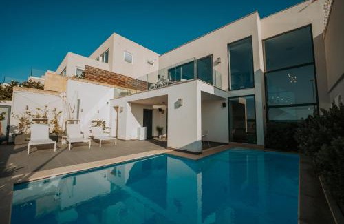 Mellieha Villa | Villa Enchante: Oceanfront Retreat with Pool & Pet Welcome