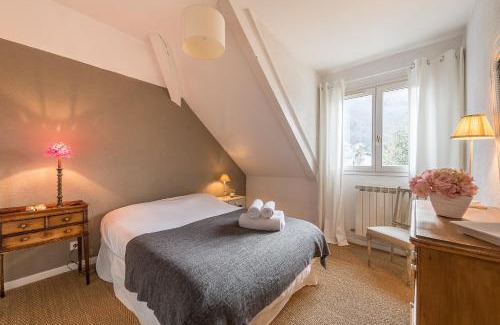 Annecy-le-Vieux House | Family Villa by the Lake with Private Pool for 10 Guests