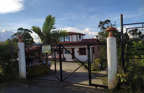 Marinilla House | Villa Ensueño: Family and Pet-Friendly Retreat Awaits