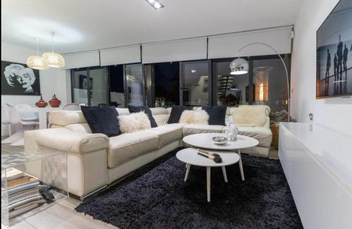 Santa Pola Villa | Villa Ensueño: Oceanfront Escape with Child-Friendly Amenities