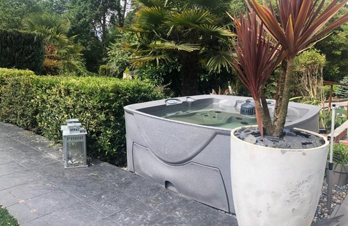Loureiro Villa | Villa Enzo: Family-Friendly Retreat with Pool & Hot Tub