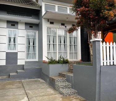 Oro Oro Ombo House | Cozy Villa ERICK Batu Near Jatimpark 2 with Pool