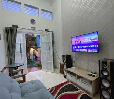 Oro Oro Ombo House | Cozy Villa ERICK Batu Near Jatimpark 2 with Pool