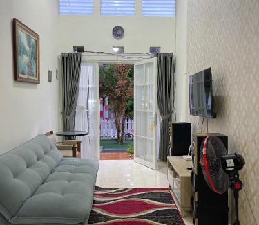 Oro Oro Ombo House | Cozy Villa ERICK Batu Near Jatimpark 2 with Pool