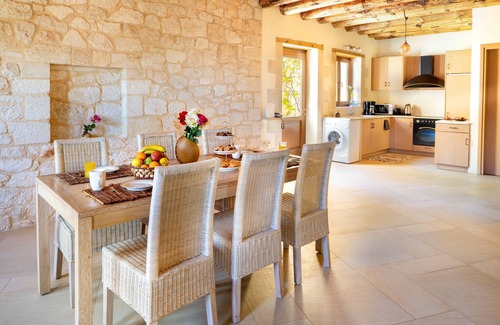 Makhairoi Villa | Villa Erontas: Guest Rated 9.8 with Private Heated Jacuzzi