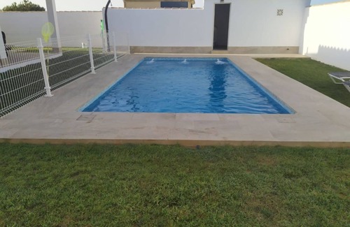 Chiclana de la Frontera Ski Chalet | Villa Tres Soles: Ocean View Retreat Near the Beach