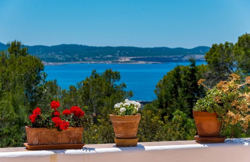 Sant Antoni de Portmany Villa | Villa Las Tres Yucas: Family-Friendly Retreat with Pool