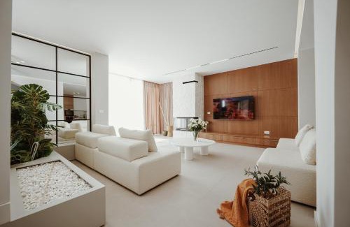 Rade Villa | Villa Escape 21: Guest Rated 9.8 with Oceanfront Pool